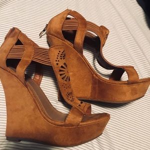 Delicacy brand brown/taupe suede wedges